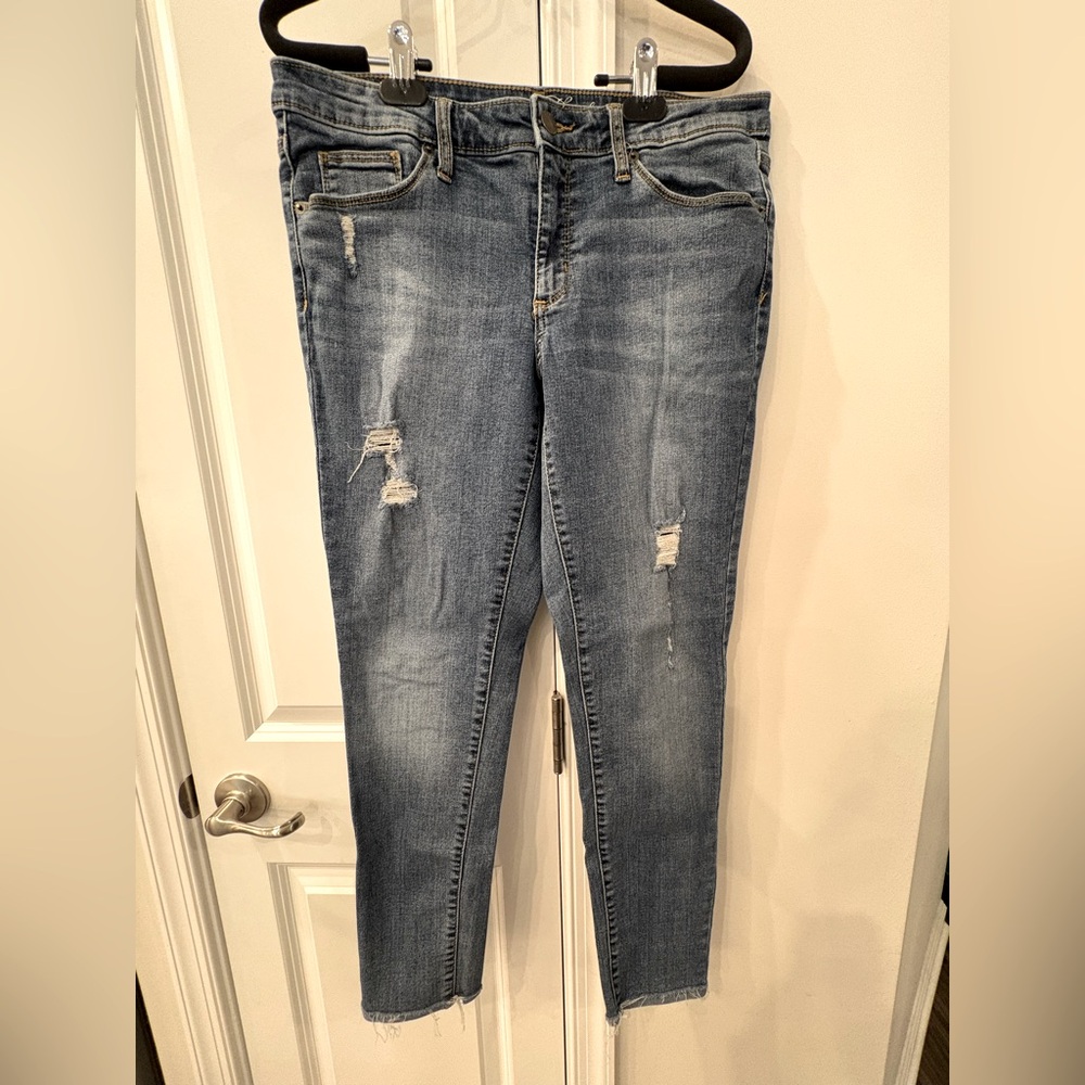 Universal Thread Distressed Blue Jeans size 10/30R